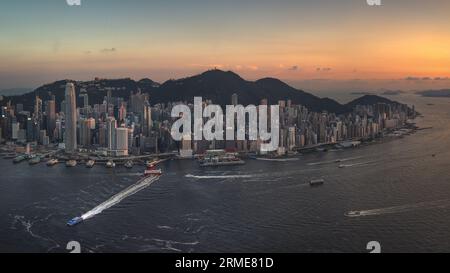 Magischer Sonnenuntergang über dem Victoria Hafen Hongkong, Hongkong Stockfoto