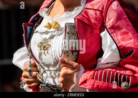 Nuoro, Sardinien, Italien - 27. August 2023: Parade der traditionellen Trachten Sardiniens anlässlich des Festes des Erlösers vom 27. August 20 Stockfoto