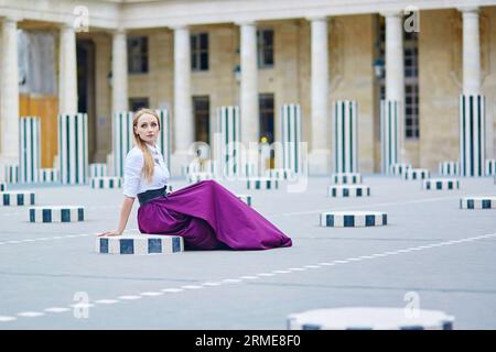 Schöne junge Frau im Palais Royal in Paris Stockfoto
