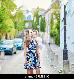 Romantisches Paar in Paris, das auf dem Montmartre spaziert Stockfoto