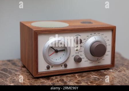 Vintage-Radio-Empfänger auf einer Marmorplatte, Nahaufnahme Stockfoto