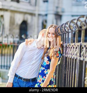 Romantisches Paar in Paris, das auf dem Montmartre spaziert Stockfoto