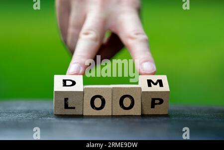 Holzwürfel bilden den Ausdruck „Doom Loop“. Symbol für eine Klimaschutzschleife. Stockfoto