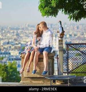 Romantisches Paar in Paris, das auf dem Montmartre spaziert Stockfoto