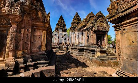 Geheimnisvolle antike Ruinen Banteay Srei Tempel - berühmtes kambodschanisches Wahrzeichen, Angkor Wat Komplex von Tempeln. Siem Reap, Kambodscha. Banteay Srei oder Banteay Stockfoto