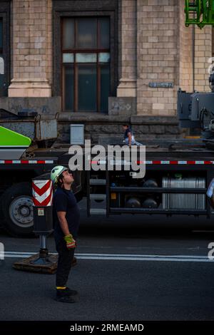 Arbeiter, der einen Tank repariert, um ihn auf den Lkw zu laden Stockfoto