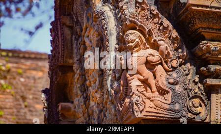 Geheimnisvolle antike Ruinen Banteay Srei Tempel - berühmtes kambodschanisches Wahrzeichen, Angkor Wat Komplex von Tempeln. Siem Reap, Kambodscha. Banteay Srei oder Banteay Stockfoto