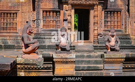 Geheimnisvolle antike Ruinen Banteay Srei Tempel - berühmtes kambodschanisches Wahrzeichen, Angkor Wat Komplex von Tempeln. Siem Reap, Kambodscha. Banteay Srei oder Banteay Stockfoto