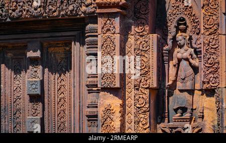 Geheimnisvolle antike Ruinen Banteay Srei Tempel - berühmtes kambodschanisches Wahrzeichen, Angkor Wat Komplex von Tempeln. Siem Reap, Kambodscha. Banteay Srei oder Banteay Stockfoto