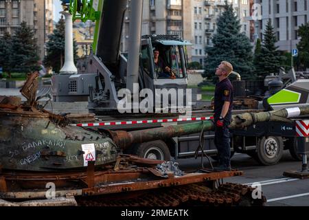 Arbeiter, der einen Tank repariert, um ihn auf den Lkw zu laden Stockfoto