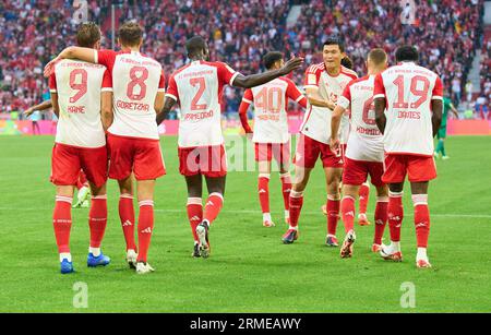 Harry Kane, FCB 9 Punkte, schießt 2-0 Tor 11m feiert sein Tor, glücklich, lachen, feiern, mit Leon GORETZKA, FCB 8 Dayot Upamecano , FCB 2 Noussair Mazraoui, FCB 40 MinJae Kim, Min-Jae , FCB 3 Joshua KIMMICH, FCB 6 Alphonso DAVIES, FCB 19 im Spiel FC BAYERN München - FC AUGSBURG 3-1 am 27. August 2023 in München, Deutschland. Saison 2023/2024, 1.Bundesliga, FCB, München, Spieltag 3, 3.Spieltag © Peter Schatz / Alamy Live News - DFL - VORSCHRIFTEN VERBIETEN JEDE VERWENDUNG VON FOTOS als BILDSEQUENZEN und/oder QUASI - VIDEO - Stockfoto