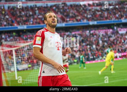 Harry Kane, FCB 9 Punkte, schießt 2-0 Tor 11m feiert sein Tor, glücklich, lachen, feiern, im Spiel FC BAYERN MÜNCHEN - FC AUGSBURG 3-1 am 27. August 2023 in München, Deutschland. Saison 2023/2024, 1.Bundesliga, FCB, München, Spieltag 3, 3.Spieltag © Peter Schatz / Alamy Live News - DFL - VORSCHRIFTEN VERBIETEN JEDE VERWENDUNG VON FOTOS als BILDSEQUENZEN und/oder QUASI - VIDEO - Stockfoto