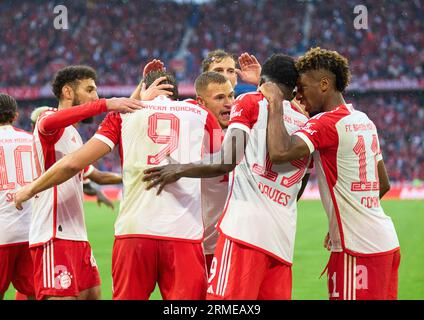 Harry Kane, FCB 9 Punkte, schießt 2-0 Tor 11m feiert sein Tor, glücklich, lachen, feiern, mit Noussair Mazraoui, FCB 40 Joshua KIMMICH, FCB 6 Alphonso DAVIES, FCB 19 Kingsley Coman, FCB 11 im Spiel FC BAYERN MÜNCHEN - FC AUGSBURG 3-1 am 27. August 2023 in München. Saison 2023/2024, 1.Bundesliga, FCB, München, Spieltag 3, 3.Spieltag © Peter Schatz / Alamy Live News - DFL - VORSCHRIFTEN VERBIETEN JEDE VERWENDUNG VON FOTOS als BILDSEQUENZEN und/oder QUASI - VIDEO - Stockfoto