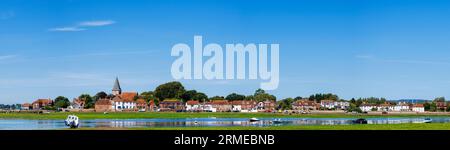 Panoramablick auf die Uferpromenade von Bosham, einem historischen Küstendorf an der Südküste von Chichester Harbour, West Sussex, Südengland Stockfoto