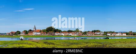 Panoramablick auf die Uferpromenade von Bosham, einem historischen Küstendorf an der Südküste von Chichester Harbour, West Sussex, Südengland Stockfoto