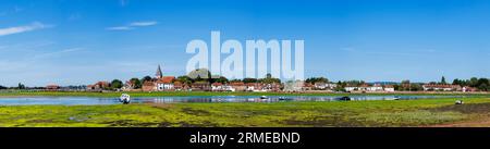 Panoramablick auf die Uferpromenade von Bosham, einem historischen Küstendorf an der Südküste von Chichester Harbour, West Sussex, Südengland Stockfoto