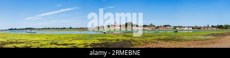 Panoramablick auf die Uferpromenade von Bosham, einem historischen Küstendorf an der Südküste von Chichester Harbour, West Sussex, Südengland Stockfoto