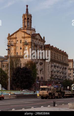 Eine Straße in kiew während der Demontage der russischen Panzer, die die ukrainische Hauptstadt schmücken. Stockfoto