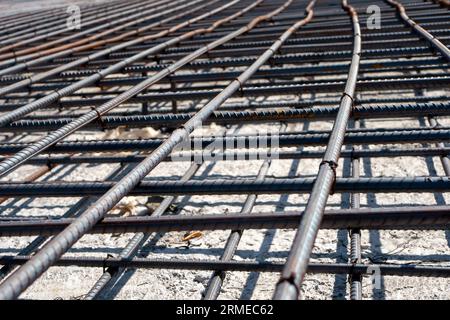 Eisenverstärkungsstäbe für den Bau von Zementgussvorbereitungen. Stockfoto