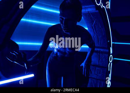 Wissenschaftlicher Durchbruch, humanoider Alien am Versuchsgerät im innovativen Entdeckungszentrum Stockfoto