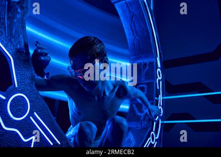 Zukünftiger wissenschaftlicher Fortschritt, extraterrestrischer Humanoid bei Brille sitzend im Versuchsgerät im Labor Stockfoto