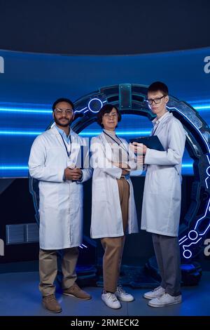 Futuristisches Labor, ein multiethnisches Team von Wissenschaftlern, das sich in der Nähe von Hightech-Geräten mit der Kamera befasst Stockfoto