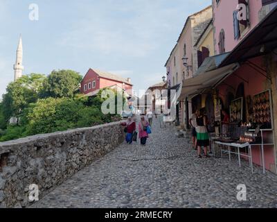 Kopfsteinpflasterstraße der Altstadt UNESCO-Stätte in der Stadt Mostar an einem Sommermorgen, Bosnien und Herzegowina, 28. August 2023. Stockfoto