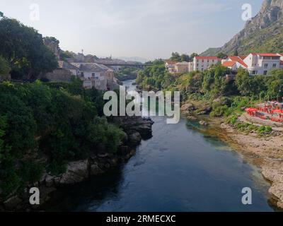 Fluss Neretva in Mostar, Bosnien und Herzegowina, 28. August 2023. Stockfoto