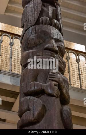 National Museum of Scotland, Edinburgh, Schottland, Großbritannien, 28. August 2023. Rückkehr des Gedenkpfahls: Eine Delegation der Nisga'a-Nation markiert den Beginn der Rückkehr des 11 Meter hohen Gedenkpfahls nach British Columbia, Kanada. Abgebildet: Die Gedenkstätte oder Totempfahl, die bald nach Kanada zurückgeschickt wird. Sally Anderson/Alamy Live News Stockfoto