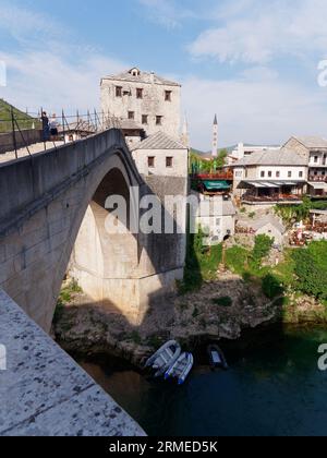 Stari Most (Alte Brücke) über den Fluss Neretva in Mostar. Bosnien und Herzegowina, 28. August 2023. Stockfoto