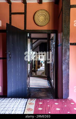 Kräftige Farben im Schlafzimmer des Tudor Farmhauses mit Fachwerkrahmen, Surrey, Großbritannien Stockfoto