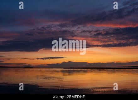 Natürliche Landschaft mit einem wunderschönen Sonnenuntergang über dem weiten nördlichen See Stockfoto