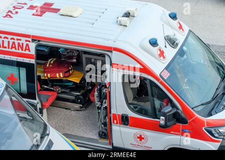 Livorno, Italien. 27. August 2023. Die erste-Hilfe-Ausrüstung des Rotkreuz-Krankenwagens parkte am Hafen von Livorno entlang der Anlegestelle des Schiffes Humanity 1. Das Schiff Humanity 1 der deutschen NGOs United 4 Rescue und SOS Humanity musste mehr als 1.000 Kilometer zurücklegen, um den vom italienischen Innenministerium zugewiesenen sicheren Hafen zu erreichen. Seit dem Inkrafttreten des "NRO-Dekrets" sind die Ausschiffungshäfen von NRO-Schiffen zunehmend von den Rettungszonen entfernt. (Bild: © Marcello Valeri/ZUMA Press Wire) NUR REDAKTIONELLE VERWENDUNG! Nicht für kommerzielle Zwecke Stockfoto