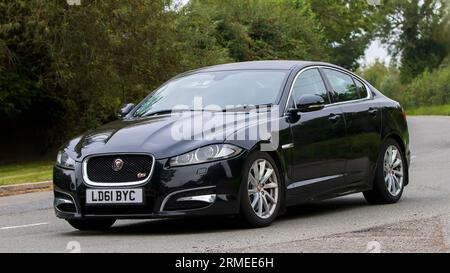 Whittlebury, Northants, UK - 26. August 2023: 2011 schwarzer Jaguar XF auf einer englischen Landstraße Stockfoto