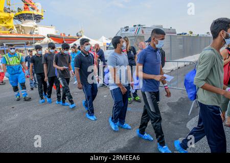 Livorno, Italien. 27. August 2023. Einige der 57 Migranten, die vor der libyschen Küste durch das Schiff Humanity 1 gerettet wurden, verlassen die Anlandequay des Hafens Livorno. Das Schiff Humanity 1 der deutschen NGOs United 4 Rescue und SOS Humanity musste mehr als 1.000 Kilometer zurücklegen, um den vom italienischen Innenministerium zugewiesenen sicheren Hafen zu erreichen. Seit dem Inkrafttreten des "NRO-Dekrets" sind die Ausschiffungshäfen von NRO-Schiffen zunehmend von den Rettungszonen entfernt. (Bild: © Marcello Valeri/ZUMA Press Wire) NUR REDAKTIONELLE VERWENDUNG! Nicht Stockfoto