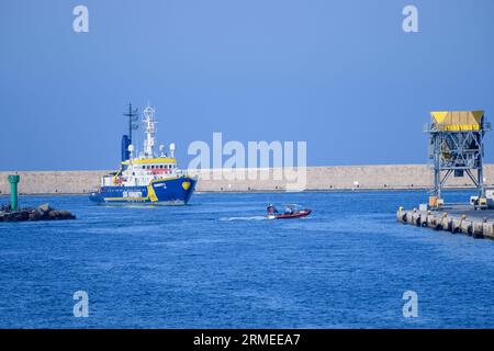 Livorno, Italien. 27. August 2023. Das Schiff Humanity 1, das 57 vor der libyschen Küste gerettete Migranten befördert, kommt in den Hafen von Livorno.das Schiff Humanity 1 der deutschen NGOs United 4 Rescue und SOS Humanity, er musste mehr als 1.000 Kilometer zurücklegen, um den vom italienischen Innenministerium zugewiesenen sicheren Hafen zu erreichen. Seit dem Inkrafttreten des "NRO-Dekrets" sind die Ausschiffungshäfen von NRO-Schiffen zunehmend von den Rettungszonen entfernt. (Bild: © Marcello Valeri/ZUMA Press Wire) NUR REDAKTIONELLE VERWENDUNG! Nicht für kommerzielle ZWECKE! Stockfoto