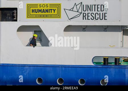 Livorno, Italien. 27. August 2023. Die Besatzung des Schiffes Humanity 1 während der Anlegearbeiten am Pier 56 im Hafen von Livorno. Das Schiff Humanity 1 der deutschen NGOs United 4 Rescue und SOS Humanity musste mehr als 1.000 Kilometer zurücklegen, um den vom italienischen Innenministerium zugewiesenen sicheren Hafen zu erreichen. Seit dem Inkrafttreten des "NRO-Dekrets" sind die Ausschiffungshäfen von NRO-Schiffen zunehmend von den Rettungszonen entfernt. (Bild: © Marcello Valeri/ZUMA Press Wire) NUR REDAKTIONELLE VERWENDUNG! Nicht für kommerzielle ZWECKE! Stockfoto