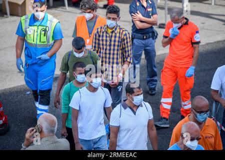 Livorno, Italien. 27. August 2023. Einige der 57 Migranten, die vor der libyschen Küste durch das Schiff Humanity 1 gerettet wurden, verlassen die Anlandequay des Hafens Livorno. Das Schiff Humanity 1 der deutschen NGOs United 4 Rescue und SOS Humanity musste mehr als 1.000 Kilometer zurücklegen, um den vom italienischen Innenministerium zugewiesenen sicheren Hafen zu erreichen. Seit dem Inkrafttreten des "NRO-Dekrets" sind die Ausschiffungshäfen von NRO-Schiffen zunehmend von den Rettungszonen entfernt. (Bild: © Marcello Valeri/ZUMA Press Wire) NUR REDAKTIONELLE VERWENDUNG! Nicht Stockfoto