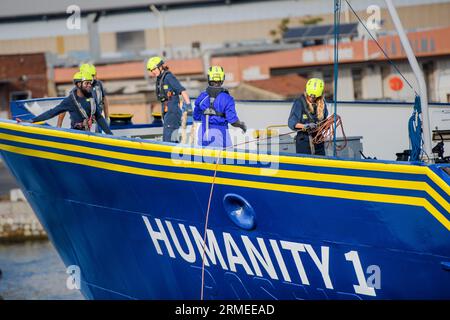 Livorno, Italien. 27. August 2023. Die Besatzung des Schiffes Humanity 1 während der Anlegearbeiten am Pier 56 im Hafen von Livorno.das Schiff Humanity 1 der deutschen NRO United 4 Rescue und SOS Humanity, er musste mehr als 1.000 Kilometer zurücklegen, um den vom italienischen Innenministerium zugewiesenen sicheren Hafen zu erreichen. Seit dem Inkrafttreten des "NRO-Dekrets" sind die Ausschiffungshäfen von NRO-Schiffen zunehmend von den Rettungszonen entfernt. (Bild: © Marcello Valeri/ZUMA Press Wire) NUR REDAKTIONELLE VERWENDUNG! Nicht für kommerzielle ZWECKE! Stockfoto