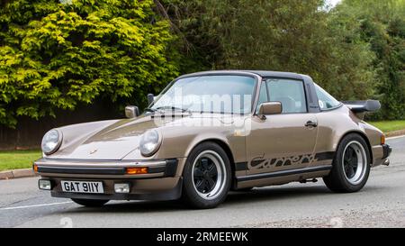 Whittlebury, Northants, UK - 26. August 2023: Porsche Carrera aus 1982 Bronze auf einer englischen Landstraße Stockfoto