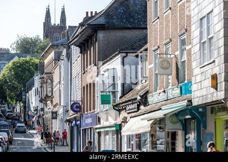 Totnes, 22. August 2023: The High Street Stockfoto