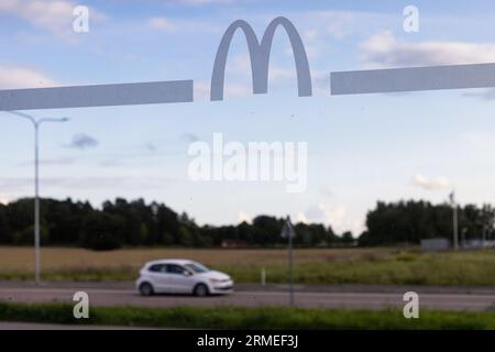 Schilder und Symbole, ein McDonald's Restaurant, Uppsala, Schweden. Stockfoto