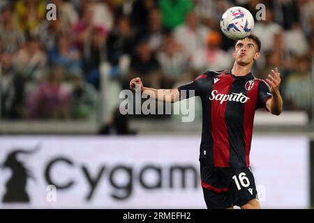 Turin, Italien. 27. August 2023. Tommaso Corazza vom Bologna FC kontrolliert den Ball im Spiel der Serie A zwischen Juventus FC und Bologna FC im Allianz Stadion. Dank: Marco Canoniero/Alamy Live News Stockfoto