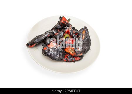 Geröstete rote kapia-Paprika auf einer grauen Keramikplatte isoliert auf weißem Hintergrund Stockfoto