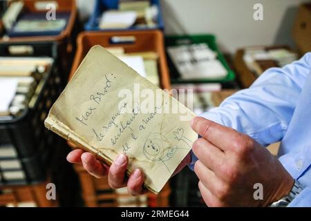 Brünn, Tschechische Republik. 28. August 2023. Fast eine Tonne Bücher aus der persönlichen Bibliothek des Schriftstellers Milan Kundera wurden über das Wochenende aus Kunderas Pariser Wohnung in die Mährische Bibliothek (MZK) gebracht. Auf diesem Foto, das am 28. August 2023 aufgenommen wurde, ist ein französischsprachiges Essay-Buch von Max Brod, in dem Kundera eine Reihe von Notizen schrieb. Kredit: Monika Hlavacova/CTK Photo/Alamy Live News Stockfoto