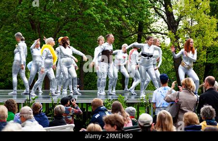 Umea, Schweden - 6. Juni 2023: Ältere Menschen in Silber auf der Bühne gekleidet Stockfoto