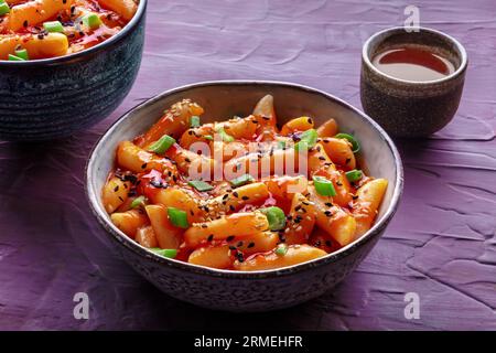 Tteokbokki oder Topokki und Rabokki, koreanisches Streetfood, scharfe Reiskuchen in Gochujang-Sauce mit roter Paprika, ein beliebtes Gericht mit einem Getränk Stockfoto