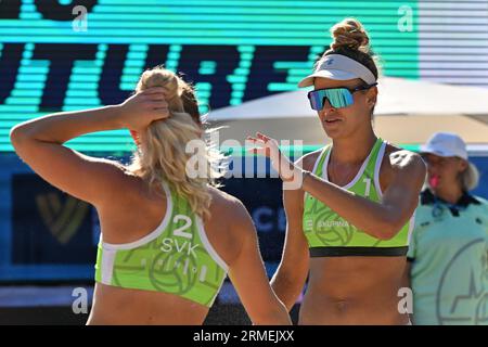 L-R Zuzana Reginova und Kristina Harmanova (SVK) in Aktion während des Brünn Beach Pro 2023 Turniers, Teil der Beach Pro Tour World Series, auf A Stockfoto