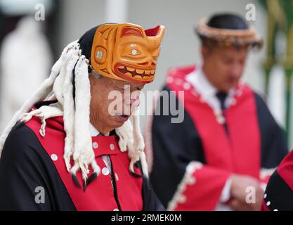 Die Delegation der Nisga'a-Nation macht eine Pause für die Wiederverbrennung, während sie sich während eines Besuchs im National Museum of Scotland in Edinburgh auf den Weg durch das Museum machen, bevor der 11 Meter hohe Gedenkpfahl in das heutige British Columbia zurückkehrt. Die Regierung von Nisga'a Lisims (NLG) und die National Museums Scotland (NMS) gaben letzten Monat bekannt, dass der Gedenkpfahl des Hauses Ni'isjoohl im September in das Nass Valley zurückkehren wird. Bilddatum: Montag, 28. August 2023. Stockfoto