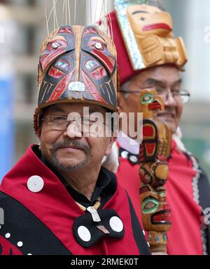 Earl Stephen's (der den Nisga'a-Kulturnamen Chief Ni'is Joohl trägt), Teil der Delegation der Nisga'a-Nation, während sie sich während eines Besuchs im National Museum of Scotland in Edinburgh durch das Museum begeben, vor der Rückkehr des 11 Meter hohen Mahnmastes in das heutige British Columbia. Die Regierung von Nisga'a Lisims (NLG) und die National Museums Scotland (NMS) gaben letzten Monat bekannt, dass der Gedenkpfahl des Hauses Ni'isjoohl im September in das Nass Valley zurückkehren wird. Bilddatum: Montag, 28. August 2023. Stockfoto